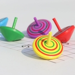 JIA 10pcs de giro de madeira Top Crianças giroscópios Toy Tabletop Apaziguador do esforço cor aleatória Toys