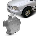 Calota Centro De Roda Chevrolet S10 Blazer 1995 A 1997 Prata Com Emblema Fixação Por Encaixe